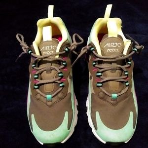 Nike Girls' Big Kids Air Max 270 React